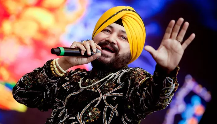 'Struggled To Hold A Note..', Sona Mohapatra Shares Watching Daler Mehndi 'Disoriented' At An Event