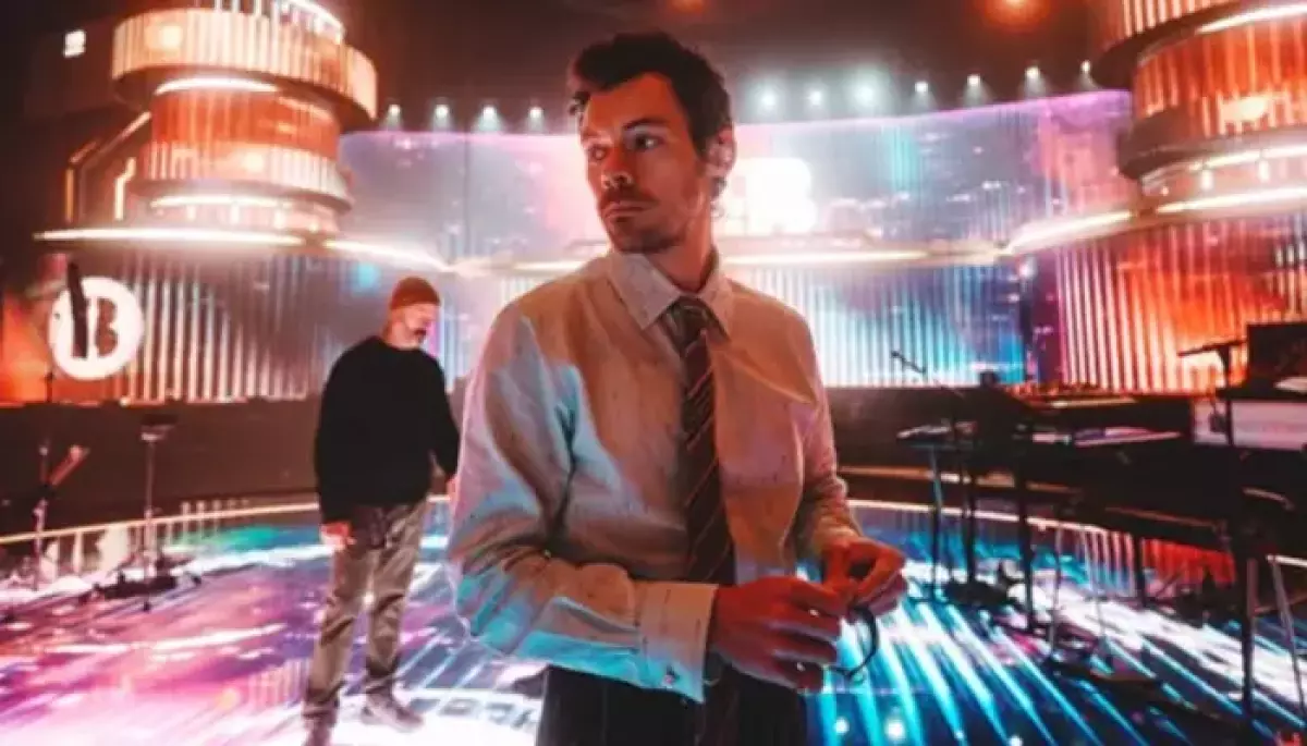 Harry Styles Sparks Health Concerns After Collapsing On Stage, Fans Say, 'No One Came To Check..'