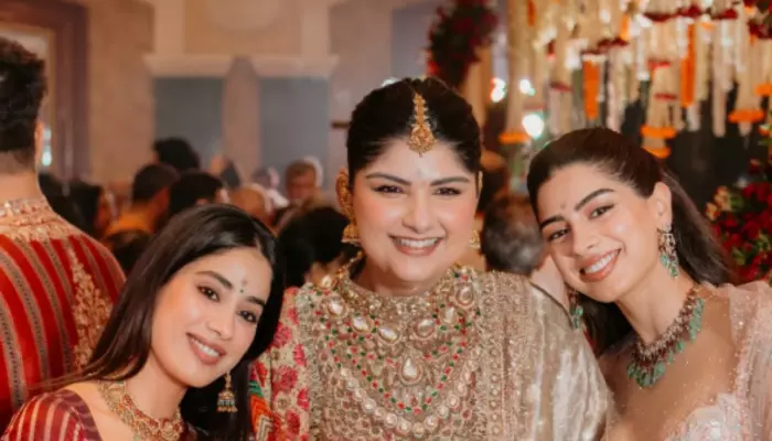 Anshula Kapoor's Mehendi Ceremony, Step Sister Janhvi Steals The Limelight In A Golen Hued Attire