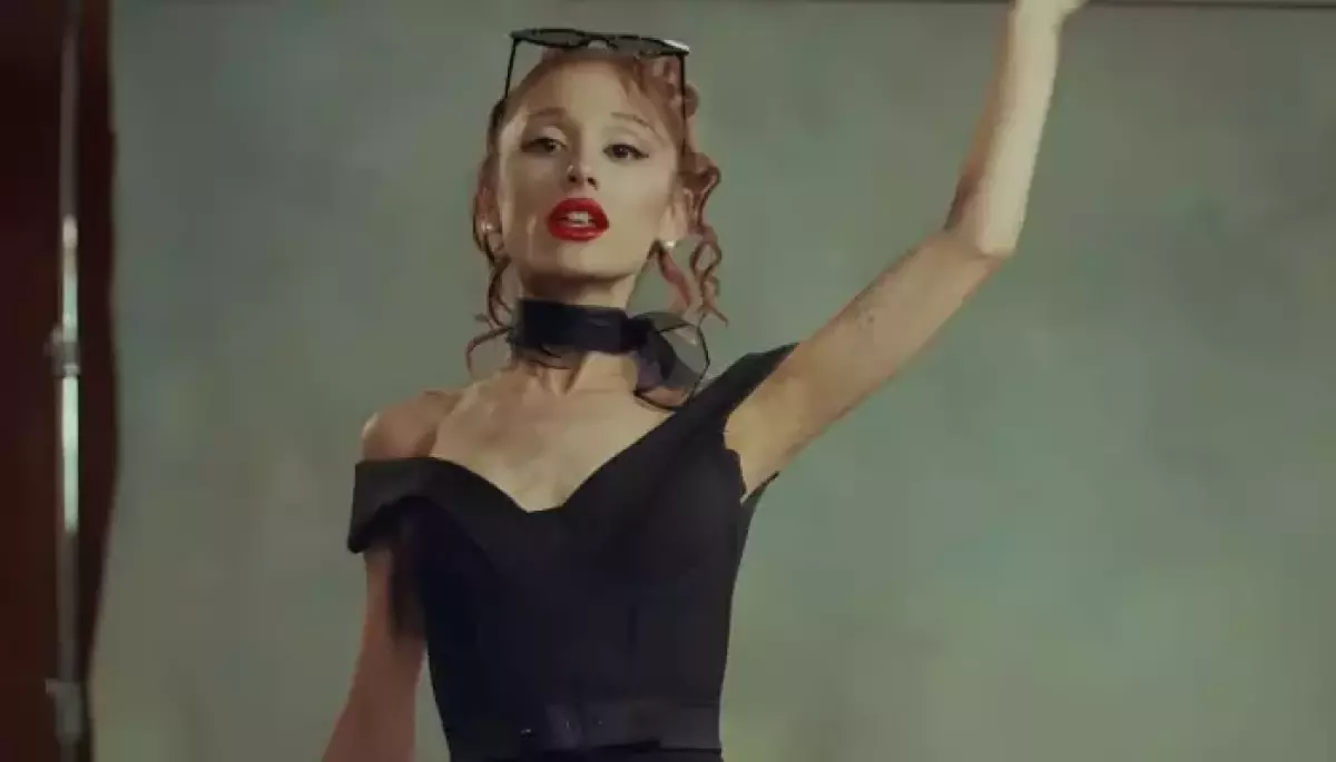 Ariana Grande's Thin Appearance In 'Petal' And In A Pic With Fan Continue Her Weight Loss Debate - BollywoodShaadis