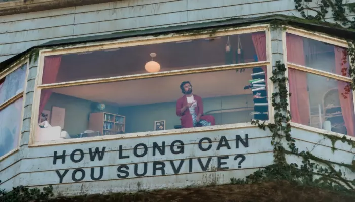 Netflix Puts A Man Inside A Billboard To Promote The Last House, For How Long Will He Be Trapped?