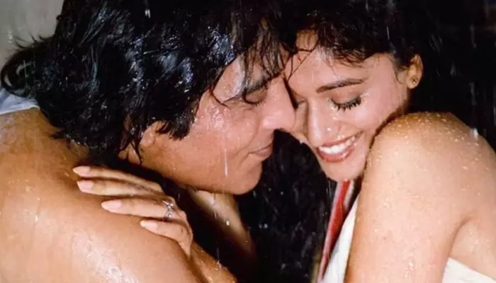 41-Year-Old Vinod Khanna Took A Pay Cut For An Intimate Kissing Scene With 21-Year-Old Madhuri Dixit