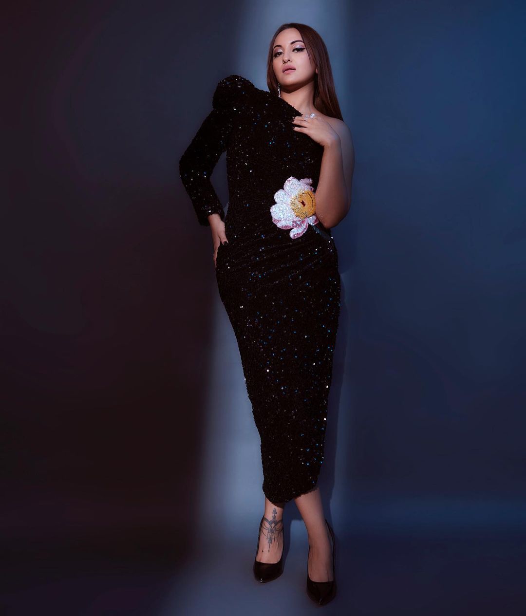 sonakshi sinha short dress FilmyTaste - Sonakshi Sinha spotted in hot one piece dress 